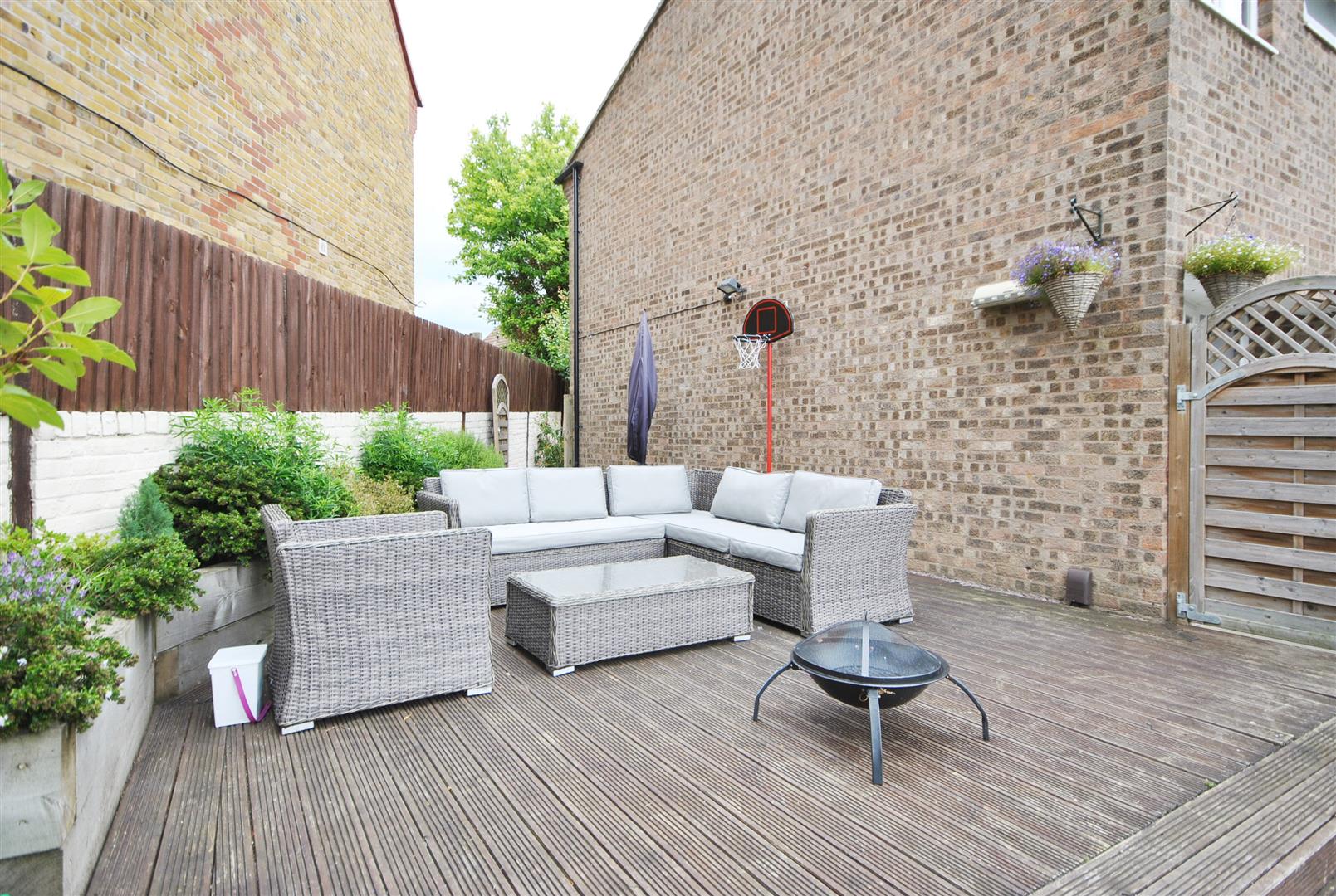 3 Bedrooms, House - End Terrace